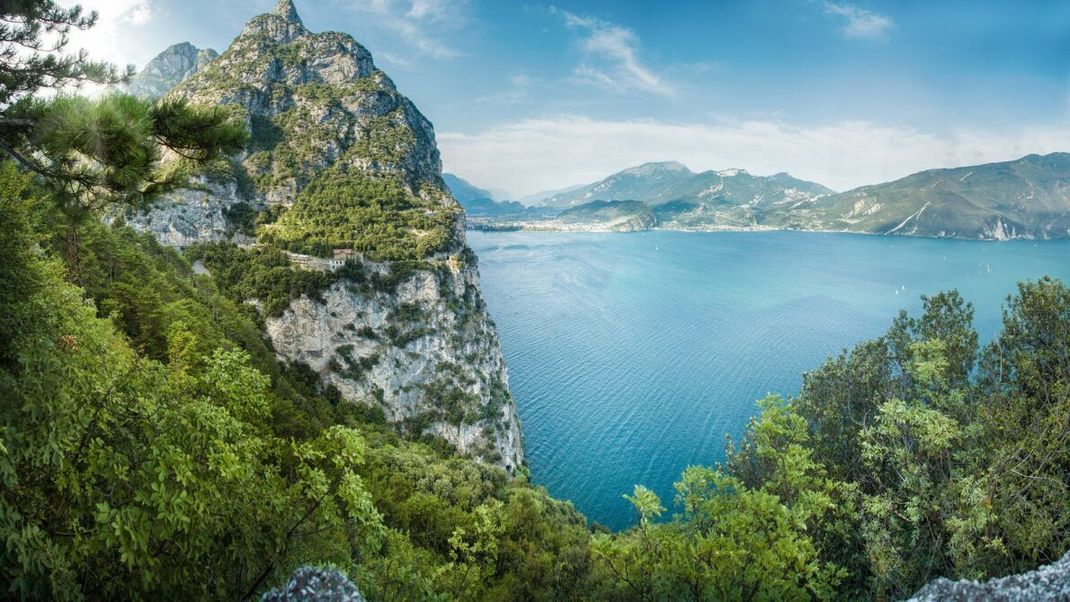 Gardasee - die Urlaubsidylle im Norden Italiens. Jetzt löste sich bei Tremosine ein großer Fels aus der Wand und verschüttete die Uferstraße.