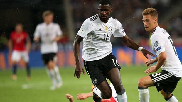 
                <strong>Antonio Rüdiger</strong><br>
                Für den Neuzugang des FC Chelsea gab es gegen Norwegen im Abwehrbereich nicht so viel zu tun. Nur in der 38. Minute zeigte Antonio Rüdiger eine kleine Schwäche, als er per Kopfball nicht weit genug klären konnte. Der harmlose Gegner konnte daraus jedoch ohnehin kein Kapital schlagen. ran-Note: 2-
              