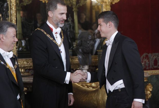 
                <strong>König Felipe</strong><br>
                Hier gratuliert König Felipe Reals James Rodriguez. Doch das Herz des Nachfolgers von Juan Carlos schlägt für Atletico. Seit 1976 ist der damals achtjährige großer Fan der "Colchoneros".
              