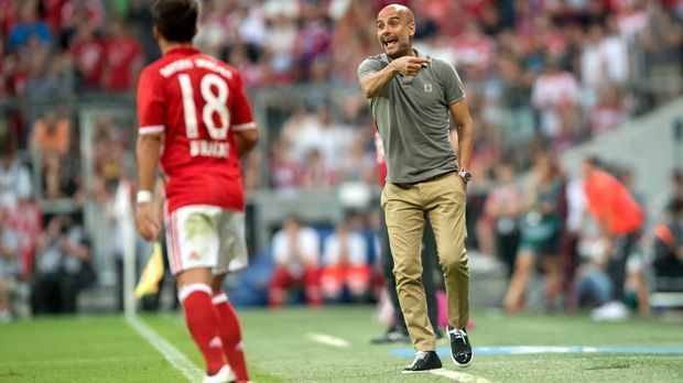 
                <strong>Pep Guardiola</strong><br>
                23. Min: Jetzt Chance City. Ancelotti verschränkt die Arme. Und Pep? Daumen hoch, wieder kurz zur Bank. Wieder Schluck trinken. Hinsetzen. Aufspringen, zur Bank umdrehen, aufs Spielfeld deuten. Er tigert weiter.
              