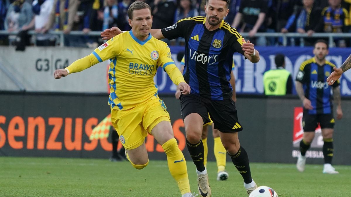 1. FC Saarbrücken v Eintracht Braunschweig - Second Bundesliga Playoffs First Leg