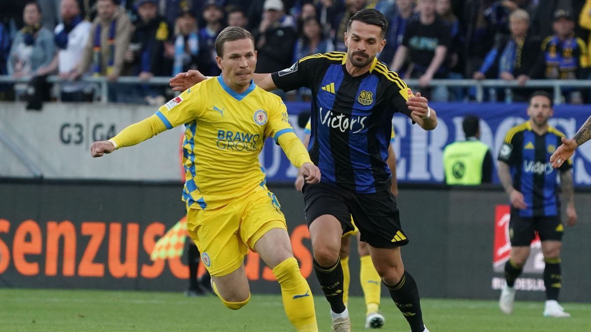 1. FC Saarbrücken v Eintracht Braunschweig - Second Bundesliga Playoffs First Leg