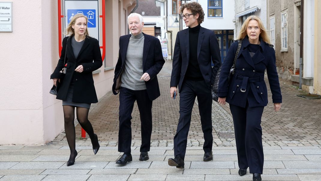 Meike (l.) und Lars (2. v.r) Schlecker, die Kinder von Anton Schlecker (2. v.l), sowie seine Frau Christina (r.) sollen ein unrechtmäßig erhaltenes Darlehen aus dem Jahr 2011 zurückzahlen. (Archivbild)