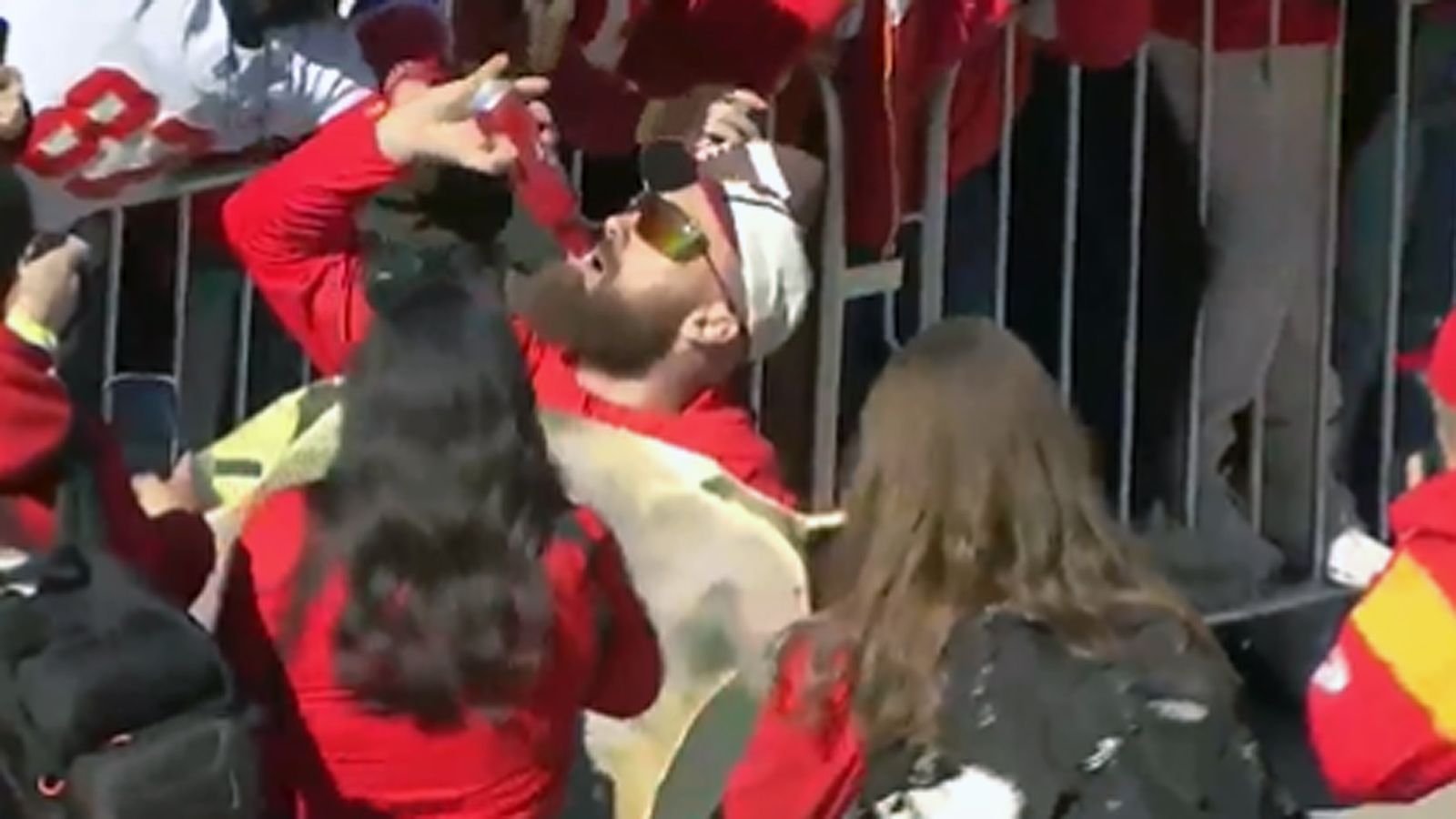 <strong>Travis Kelce ext Bier mit Papp-Double</strong><br>Als Travis Kelce einen Fan mit einen Oberkörper-Double aus Pappe seines Bruders Jason sah, lief er hin, schnappte sich ein Bier und exte das mit dem Papp-Kameraden in der Hand.&nbsp;