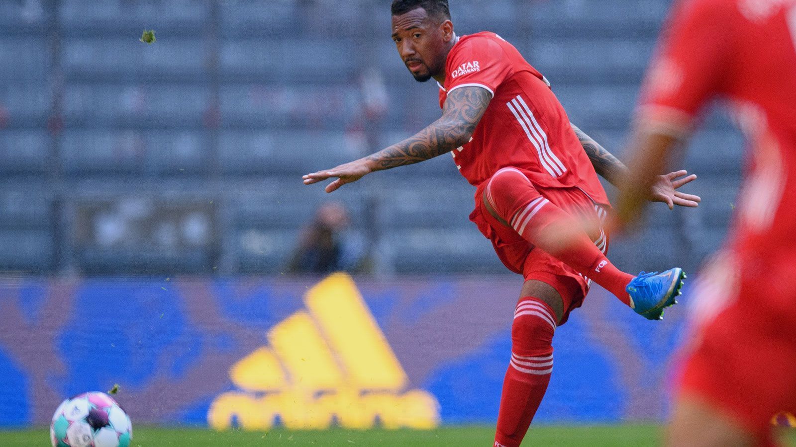 
                <strong>Jerome Boateng (FC Bayern München)</strong><br>
                Obwohl Jerome Boateng unter Hansi Flick durchaus zum Stammpersonal zählt, sickerte früh durch, dass der Weltmeister von 2014 der Verjüngungskur beim FC Bayern München zum Opfer fallen wird. Der gebürtige Berliner selbst würde wohl gerne noch ein paar Jahre an der Säbener Straße dranhängen. Doch nun muss er sich also umorientieren. Die angeblichen Interessenten sind namhaft: Der FC Barcelona, der FC Chelsea, Tottenham Hotspur, Juventus Turin und sogar Borussia Dortmund werden mit "Boa" in Verbindung gebracht.
              