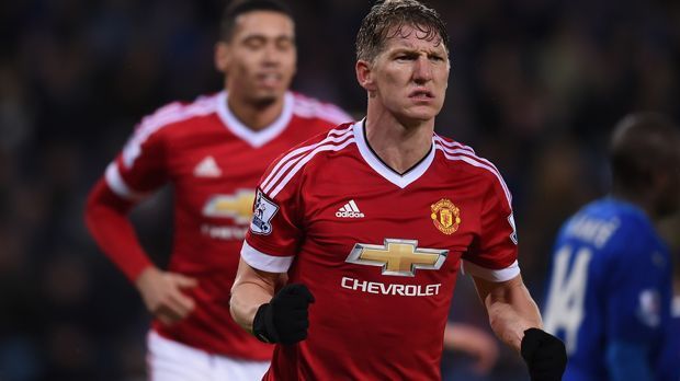 
                <strong>Bastian Schweinsteigers erstes Tor für ManUtd</strong><br>
                Der 31-Jährige, der in England zuletzt oft in der Kritik stand, kann nun also endlich aufatmen und sich über sein erstes Premier-League-Tor in England freuen.
              