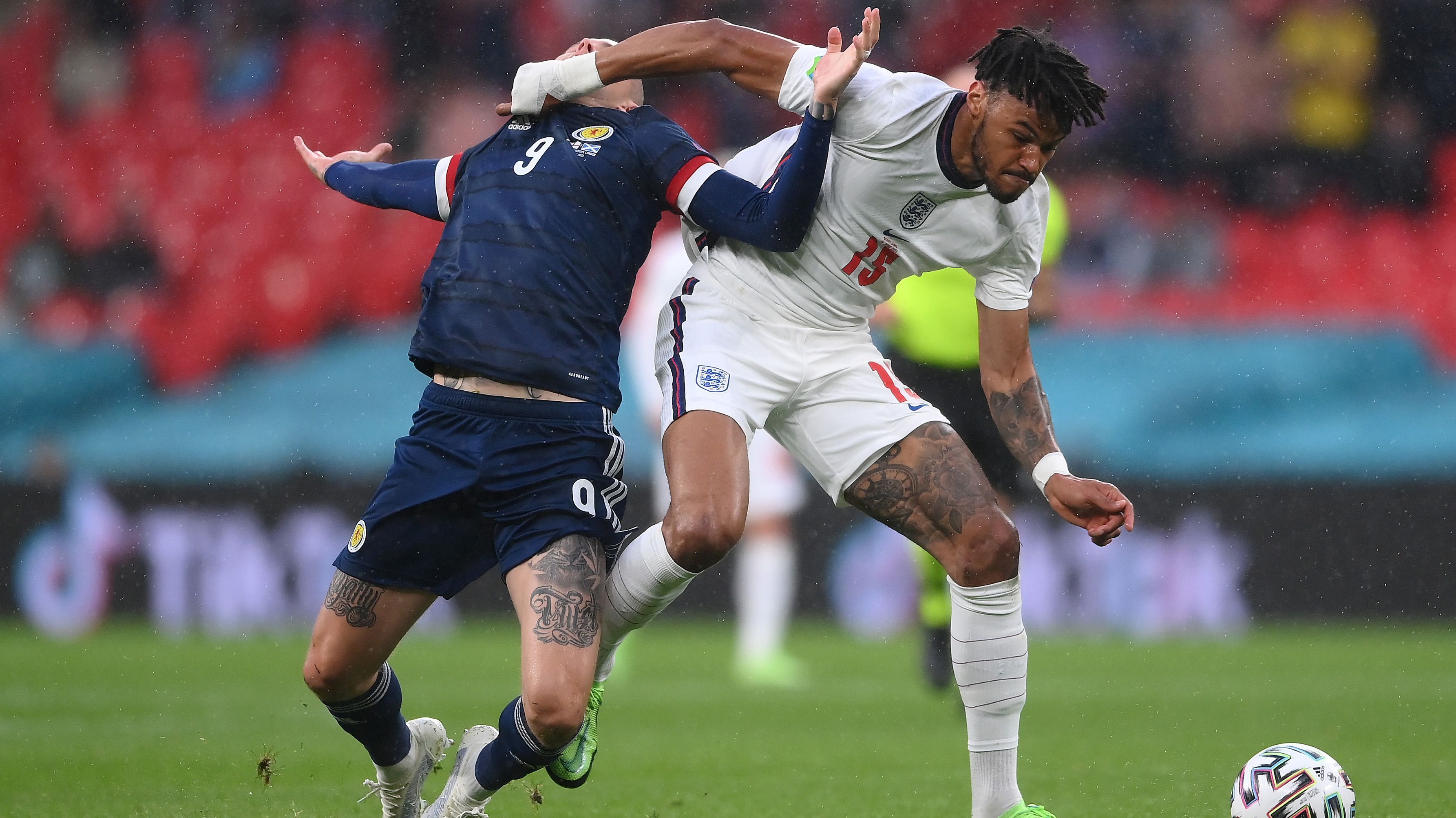 
                <strong>Tyrone Mings</strong><br>
                Licht und Schatten wechseln sich bei Tyrone Mings ab. Mal steht er gut und zeigt seine Stärke, wenig später lässt er die Lücke zu den schottischen Angreifern zu groß werden. Mit seiner Größe köpft er aber einige Flanken der Schotten weg. Wenn Harry Maguire wieder fit ist, wird der Mann von Aston Villa aber wohl Platz machen müssen. ran-Note: 3
              