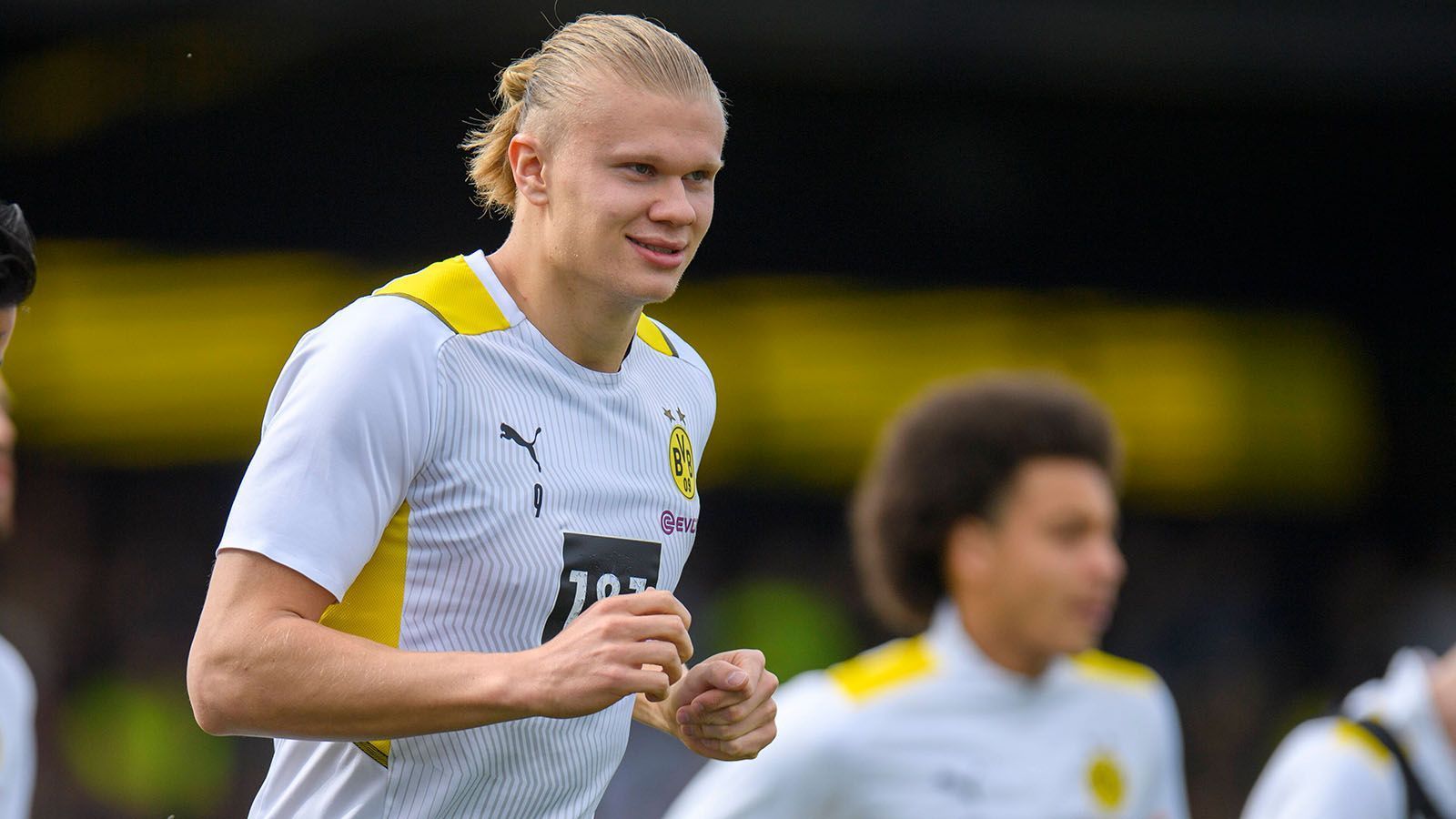 
                <strong>Angriff: Erling Haaland (Borussia Dortmund) </strong><br>
                Der norwegische Noch-Dortmunder ist für Matthäus noch nicht auf einer Stufe mit Lewandowski, er könne sich aber noch weiterentwickeln. "Er muss seinen Körper in den Griff bekommen, dann ist er für jedes Team der Welt eine Verstärkung", meint Matthäus. Traut ihr der Mannschaft zu, die Bayern vom Bundesliga-Thron zu stürzen? 
              