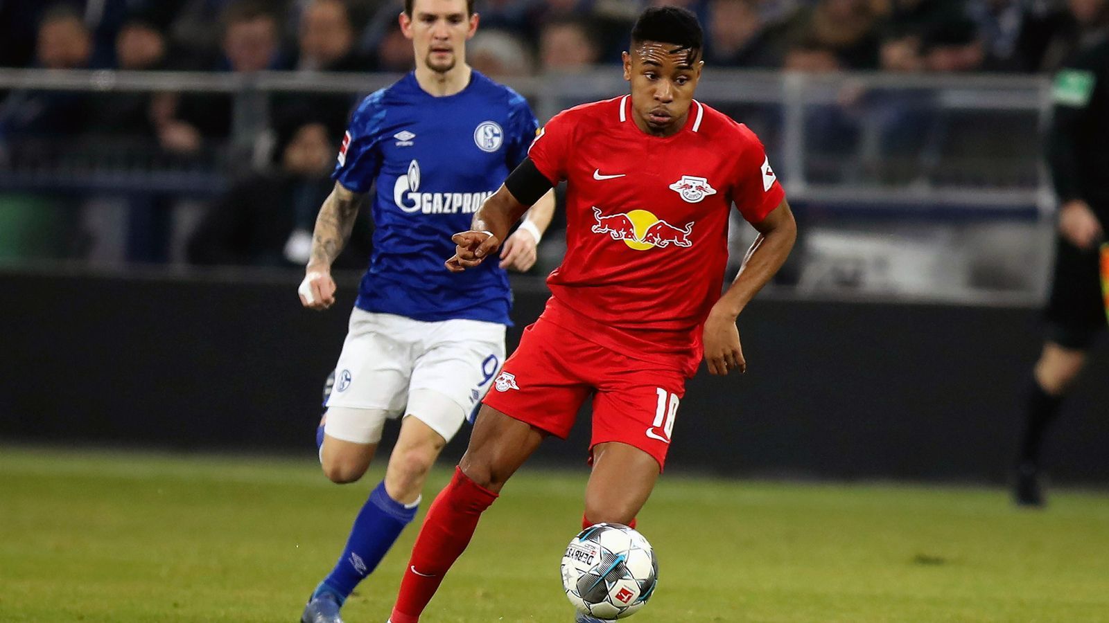 
                <strong>Leipzigs Christopher Nkunku stellt besonderen Vorlagen-Rekord auf</strong><br>
                Beim 5:0-Sieg von RB Leipzig am 23. Bundesliga-Spieltag beim FC Schalke 04 war Christopher Nkunku der Mann des Spiels - naja, eigentlich hauptsächlich der Mann der zweiten Halbzeit. Der Franzose steuerte nämlich nach dem Seitenwechsel vier Torvorlagen innerhalb einer Halbzeit bei, was ein Novum in der Bundesliga-Geschichte darstellt (seit Beginn der Datenerhebung in der Saison 2004/05). (Quelle: optafranz/twitter)
              