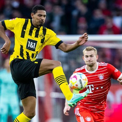 Bayern München gegen Borussia Dortmund: Dortmunds Sebastien Haller (l) in Aktion gegen Münchens Matthijs de Ligt (r).