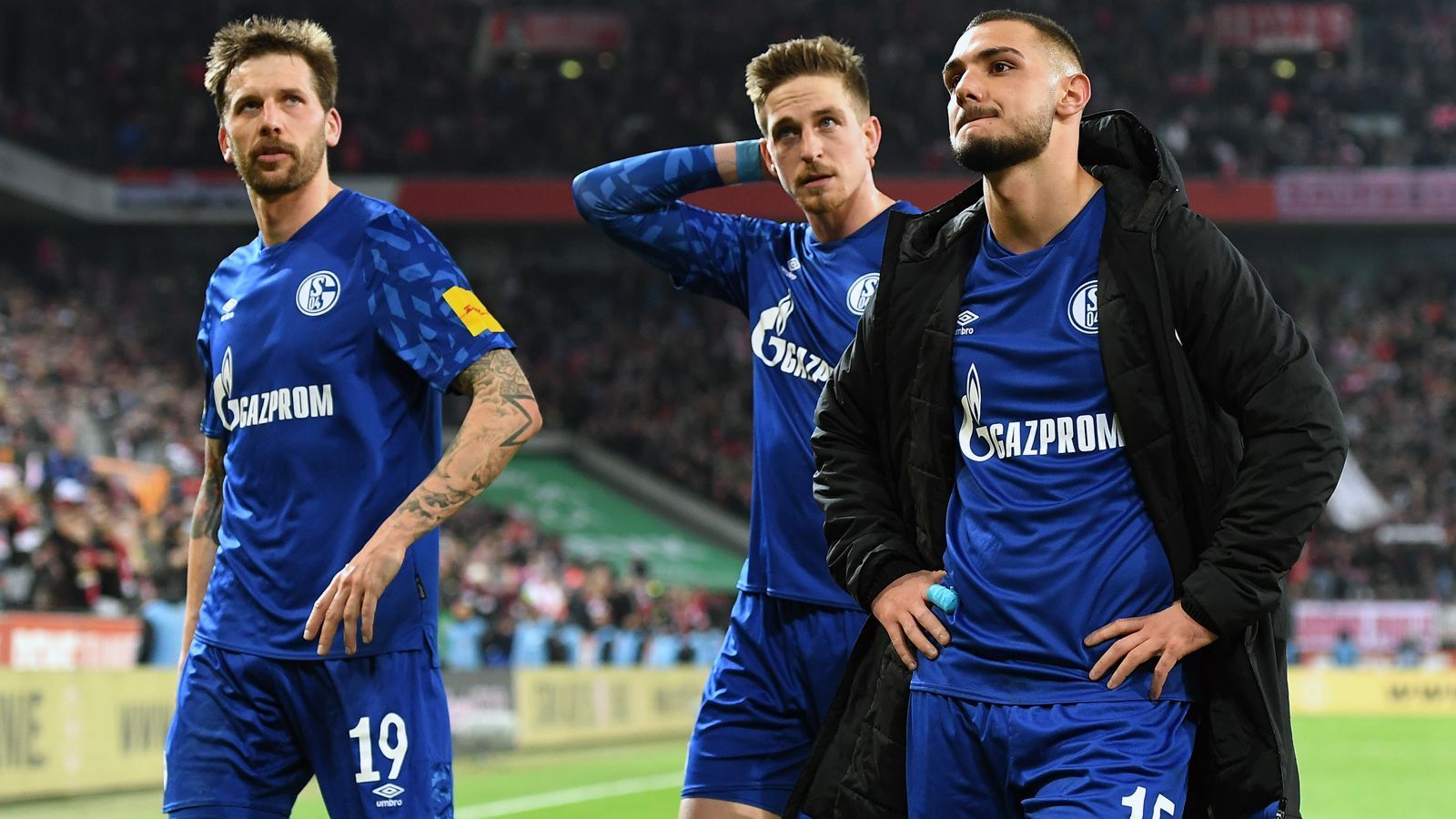 
                <strong>Platz 6: FC Schalke 04</strong><br>
                 - 37 Punkte - 33:36 Tore - Torverhältnis: -3 - Restprogramm: Dortmund (A), Augsburg (H), Düsseldorf (A), Bremen (H), Union Berlin (A), Leverkusen (H), Frankfurt (A), Wolfsburg (H), Freiburg (A) - Verletzte: Ozan Kabak (Wirbelverletzung) - Sperren: keine - Sperre droht: Weston McKennie, Omar Mascarell, Jonjoe Kenny, Daniel Caligiuri (alle vier Gelbe Karten)
              