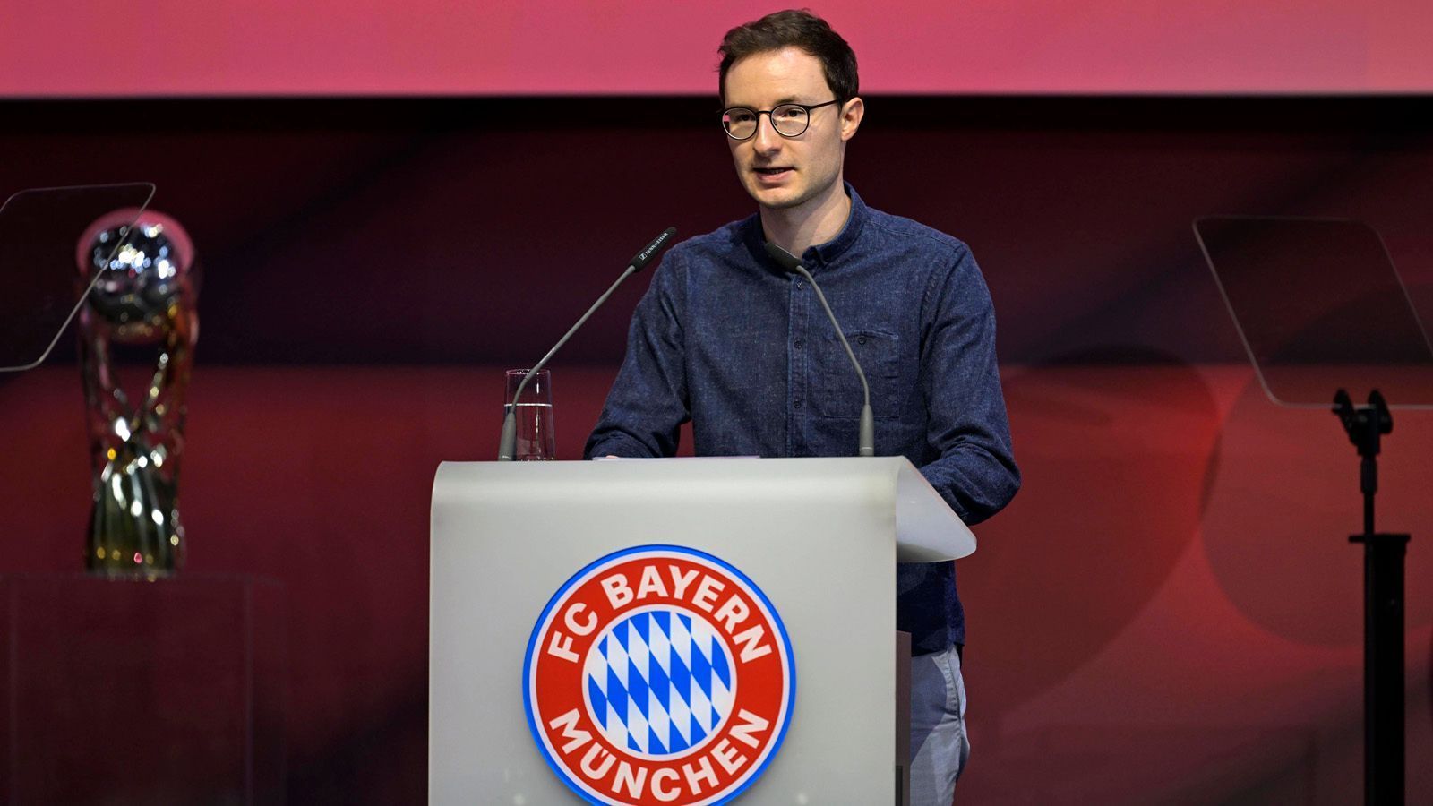 ... Bayern-Fan Michael Ott, der sich in den vergangenen Jahren öffentlich mit dem Verein anlegte und ein Ende des Katar-Sponsorings forderte, zeigt sich über "X" frustriert: "Der tragische Fall eines ehemaligen Welttorhüters, der sich jetzt auch persönlich für saudi-arabische Propaganda hergibt. Einfach nur enttäuschend." Dies sei "zum Fremdschämen", ergänzte er.