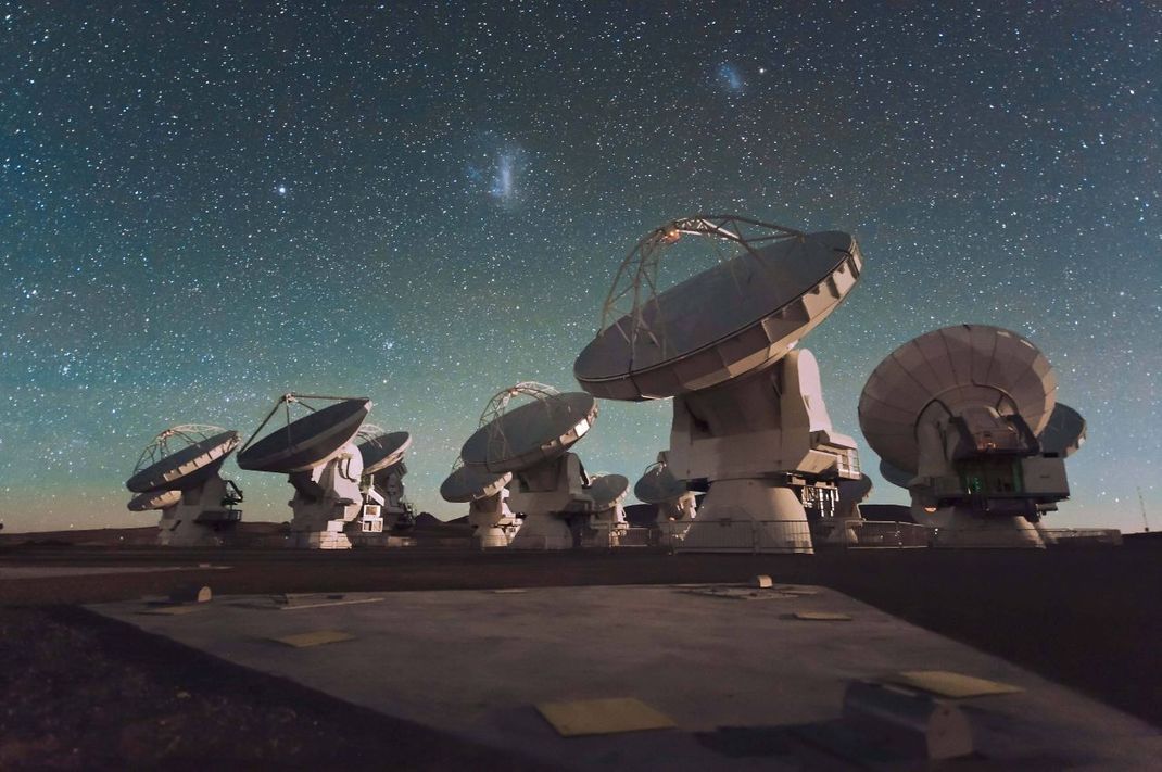 War an der Entdeckung beteiligt: Der Teleskopverbund Atacama Large Millimeter Array, kurz ALMA, steht in der Atacama-Wüste in Chile auf 5.000 Metern Höhe. Betrieben werden die Teleskope von der Europäischen Südsternwarte (ESO) zusammen mit internationalen Partnern. 