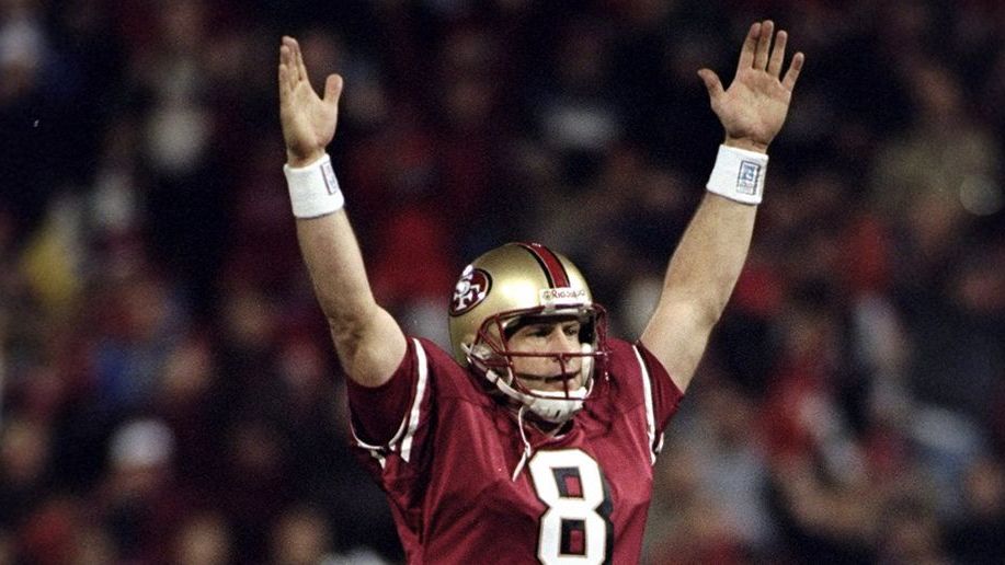 <strong>8: Steve Young</strong><br>Teams: Tampa Bay Buccaneers, San Francisco 49ers<br>Position: Quarterback<br>Erfolge: Pro Football Hall of Famer, dreimaliger Super-Bowl-Champion, zweimaliger NFL MVP<br>Honorable Mentions: Troy Aikman, Larry Wilson, Lamar Jackson