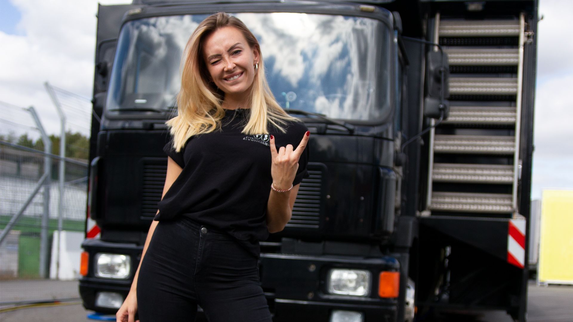 "Trucker Babe" Julia vor ihrem Truck. 