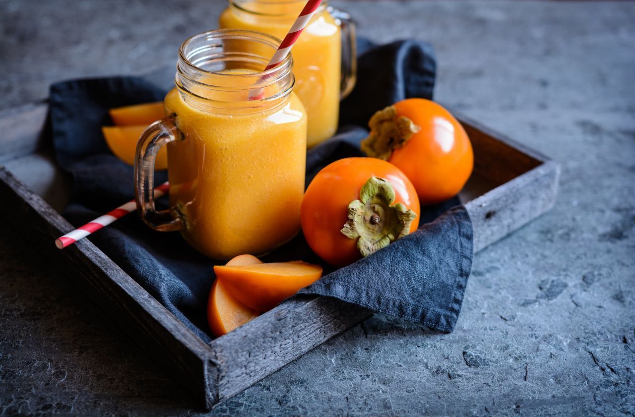 Kaki-Smoothie | Zutaten (für 2 Personen): 3 Kakis, 1 Orange, ½ Zitrone, Wasser, 1 Prise Zimt | Zubereitung: Kakis schälen und in Stücke schneiden. Orange und Zitrone auspressen. Kaki-Stücke in einen Mixer füllen, Säfte darüber gießen und eine Prise Zimt dazugeben - Wasser nach Bedarf hinzufügen. Die Zutaten "glatt" pürieren. Anschließend den Smoothie in Gläser füllen.
