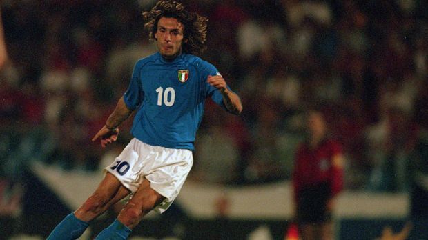 
                <strong>Andrea Pirlo (Italien)</strong><br>
                Andrea Pirlo (Italien): 37 Spiele, 15 Tore - alleine diese tolle Statistik ließ früh erahnen, welches Talent im Strategen steckte und immer noch steckt. Bei der EM-Endrunde 2000 wurde Pirlo zum besten Spieler gewählt. Für den heute 37-Jährigen folgte nicht zuletzt dadurch eine tolle Karriere. Sechs Mal wurde Pirlo mit Milan und Juventus Turin italienischer Meister, gewann die Champions League und wurde 2006 Weltmeister. Zuletzt spielte er bei New York City FC.
              