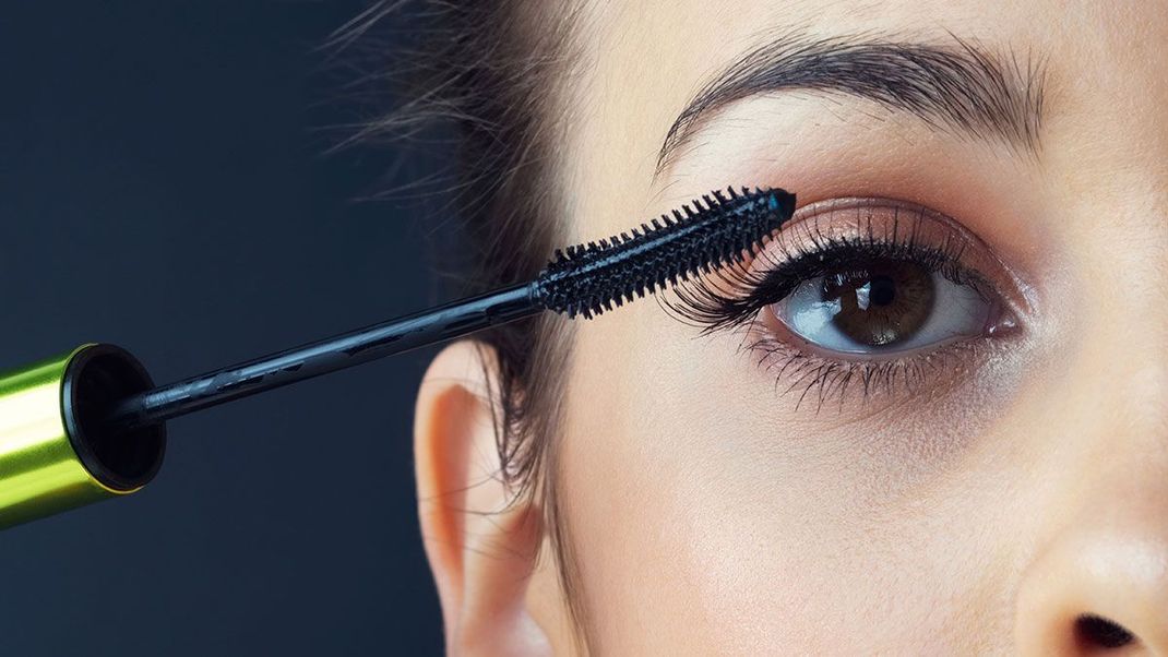 Mascara richtig auftragen, Wimpernzange benutzen und verklumpte Wimperntusche verwenden – wir verraten dir unser Beauty-Geheimnis für die perfekte Mascara! 