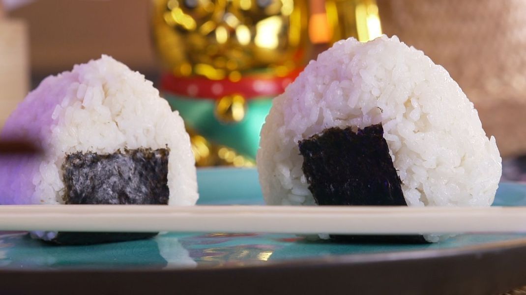 Mit unserem Rezept kannst du einfach eine frische Version der japanischen Reisbällchen Onigiri selber machen.
