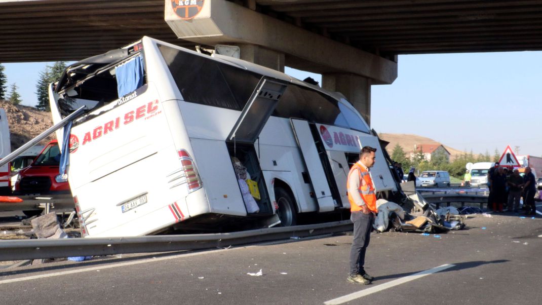 Rettungskräfte und Polizisten arbeiten an den Folgen eines Busunfalls auf einer Autobahn in der Nähe der Stadt Polatli, etwa 80 Kilometer von der türkischen Hauptstadt Ankara entfernt.