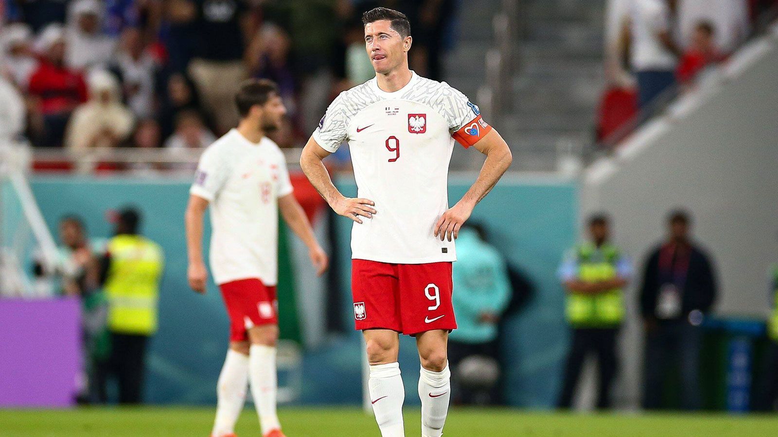 
                <strong>Der Ball ist drin - auf der anderen Seite</strong><br>
                Auch danach gestaltet Polen das Spiel offen. Lewandowski tritt bis zur Pause nicht mehr in Erscheinung, muss dann aber das 0:1 duch Olivier Giroud mitansehen. So geht es in die Pause.
              