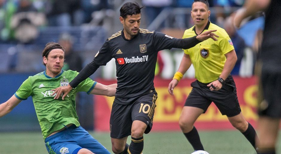 
                <strong>Rechtsaußen: Carlos Vela (Los Angeles FC)</strong><br>
                Der Ex-Stürmer des FC Arsenal rockt jetzt die MLS! Für fünf Millionen Euro kam er von Real Sociedad San Sebastian zum neuen Klub Los Angeles FC. In zwei Spielen gelangen ihm bereits zwei Vorlagen und ein Tor. Vela zählt mit seinen technischen Fähigkeiten nun zu den größten Attraktionen der US-Liga. 
              