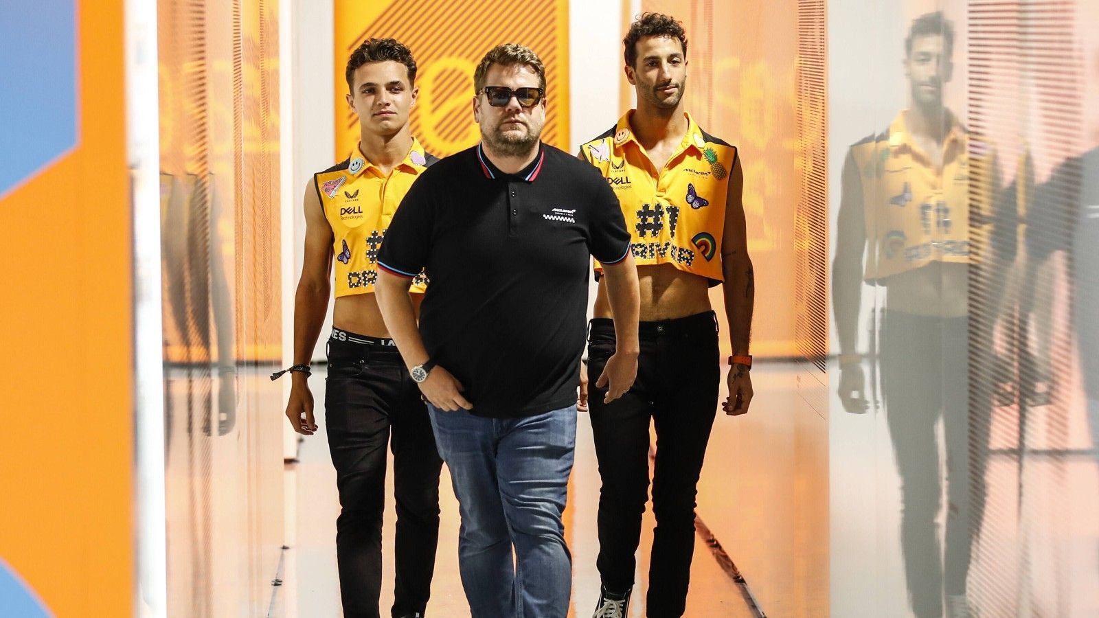 
                <strong>McLaren</strong><br>
                Im Lager von McLaren schätzt man ebenfalls den originellen Protest. Die beiden Fahrer Daniel Ricciardo und Lando Noris posierten in bauchfreien Tops – ziemlich sexy.
              