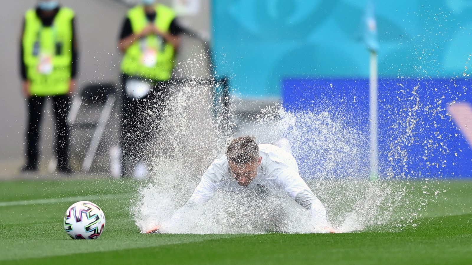 
                <strong>Wolkenbruch beim ÖFB-Training in Bukarest</strong><br>
                Auch Baumgartners Hoffenheim- und ÖFB-Teamkollege Stefan Posch zeigte seine Diver-Künste vor versammelter Mannschaft. 
              