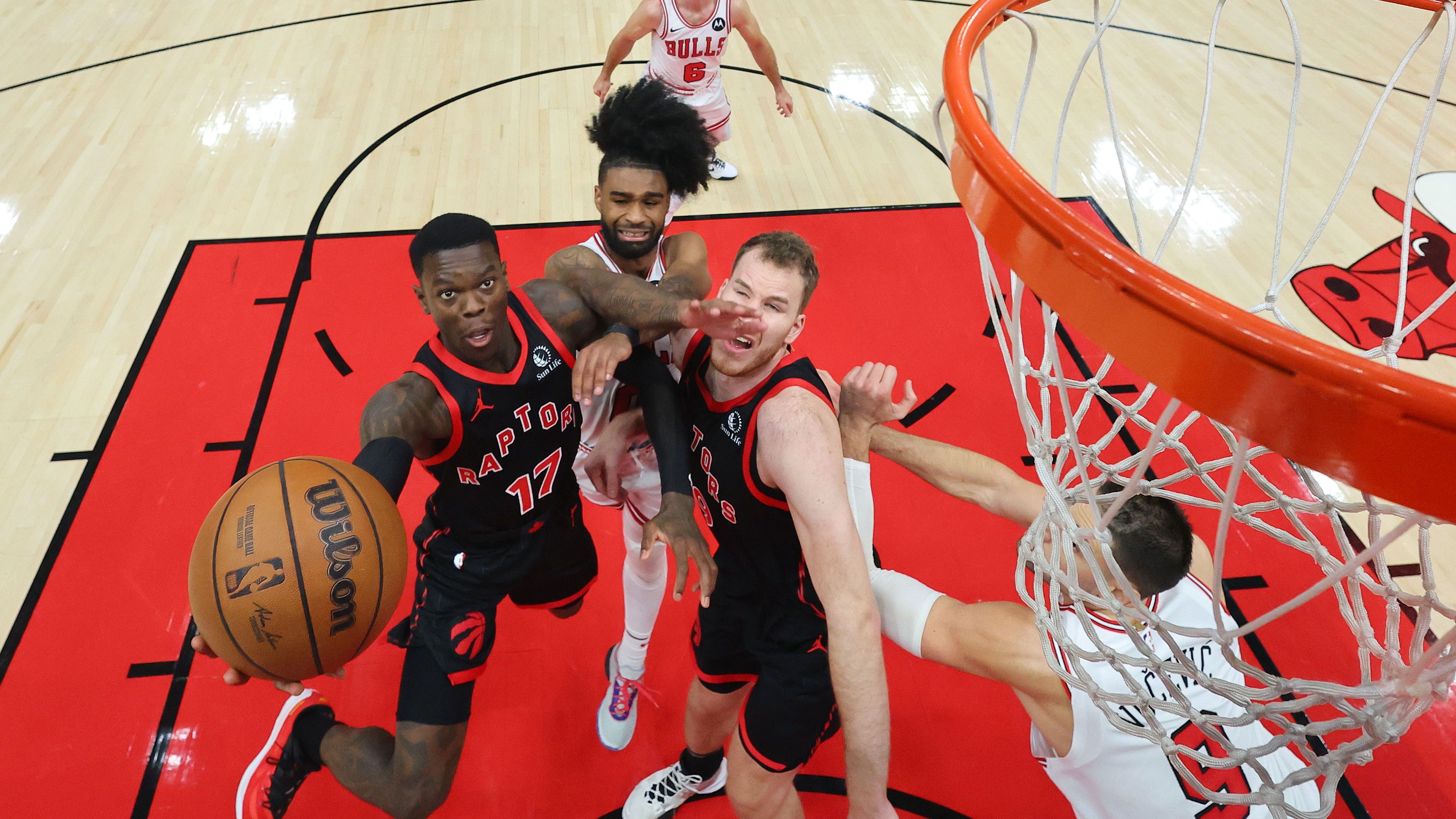 <strong>25.</strong> <strong>Toronto Raptors (zuvor Rang 24, 17:30)</strong><br>Die Raptors wollen nicht mehr wirklich Spiele gewinnen. Nun gab es dennoch mal wieder einen Sieg bei den Bulls. Schröder überzeugte dabei mit 16 Punkten und zehn Assists. Allgemein zeigte seine Formkurve zuletzt wieder nach oben. Doch wird er auch kommende Woche noch ein Raptor sein?