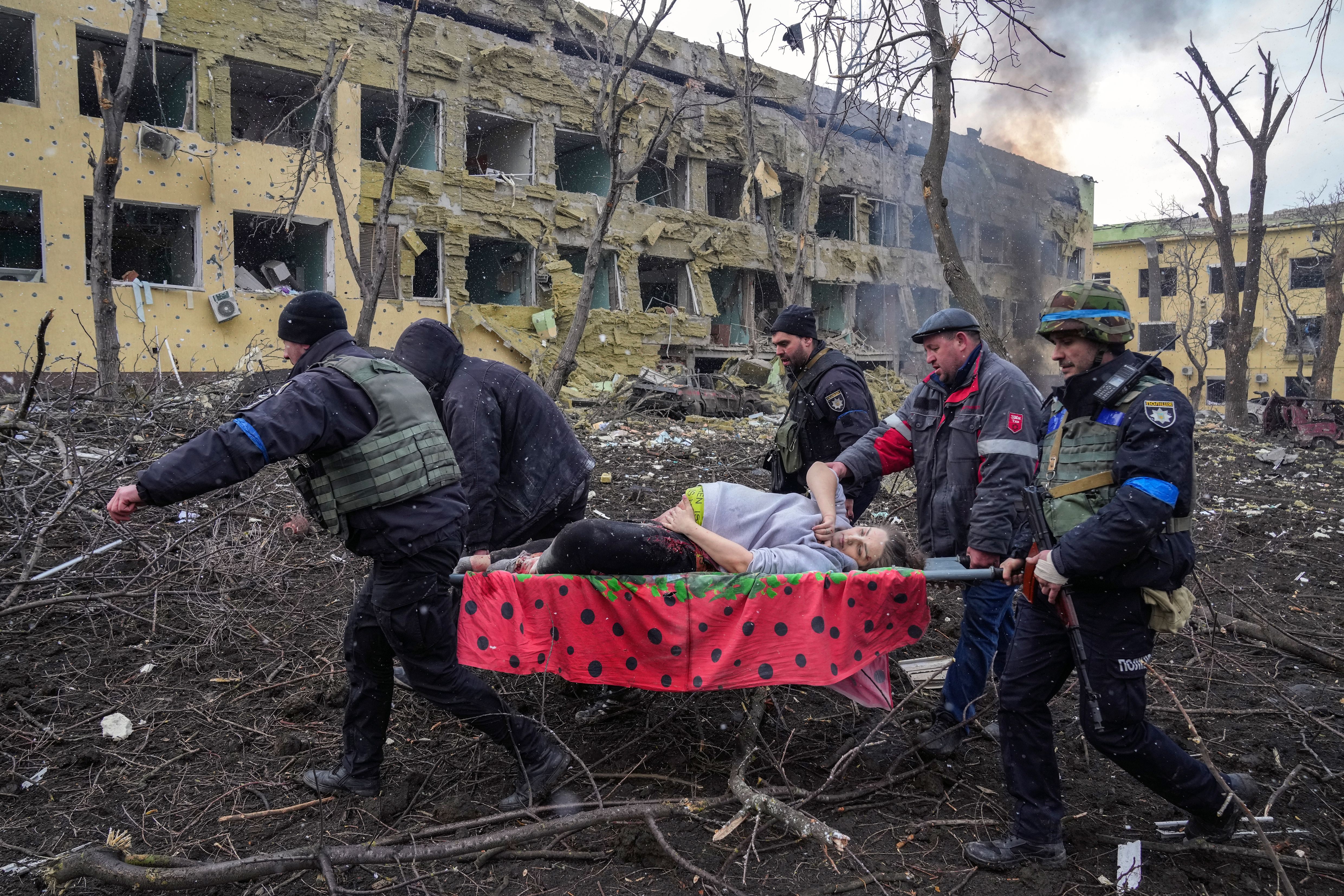 Das Gewinnerbild zeigt eine schwangere Frau, die bei einem Bombardement in der Ukraine verletzt wurde.