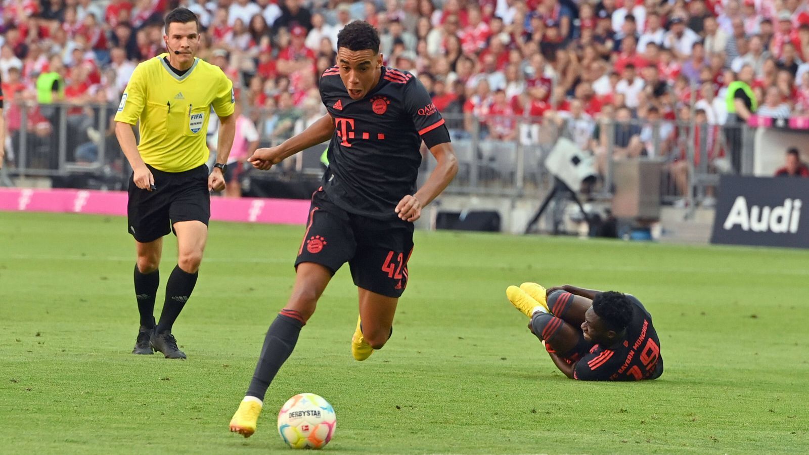
                <strong>Jamal Musiala (FC Bayern München)</strong><br>
                Jamal Musiala stach beim 2:0-Sieg der Bayern gegen Wolfsburg wieder einmal heraus aus dem Starensemble. Das 1:0 erzielte der Youngster in perfekter "Stehaufmännchen-Manier" selbst. Auch in der Folge zog er die Fäden im Mittelfeld der Münchner.
              