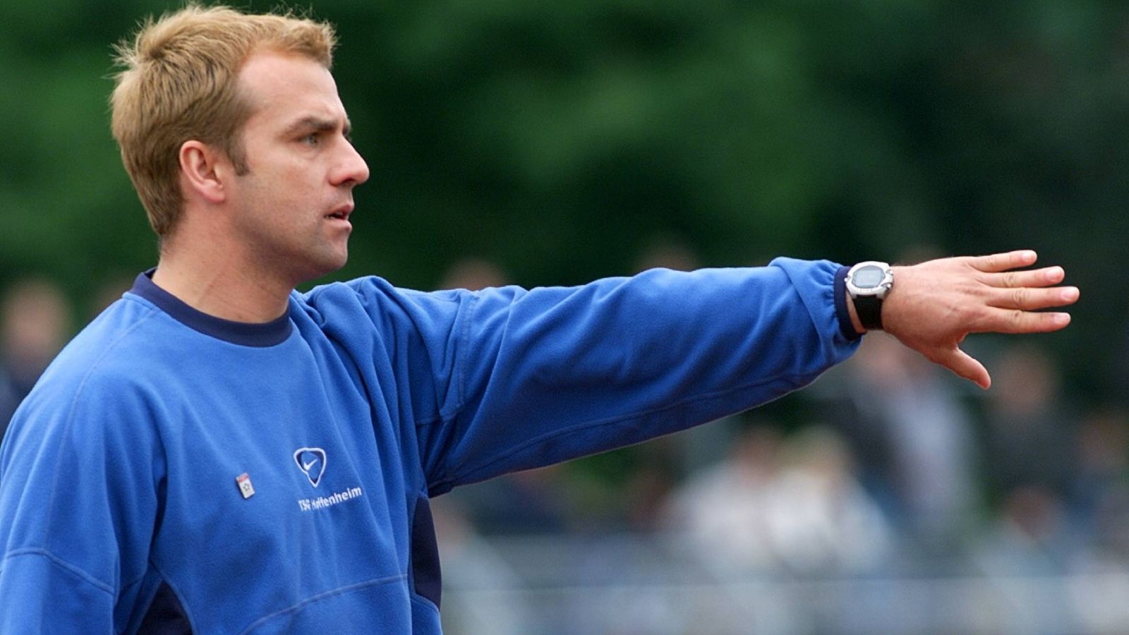 
                <strong>Hansi Flick ist Cheftrainer von Hoffenheim</strong><br>
                2003 war der Name TSG Hoffenheim noch kein Begriff und von der Fußball-Bundesliga konnte nur geträumt werden. Dennoch: Die TSG war damals immerhin Drittligist. Der Cheftrainer damals: Ein gewisser Hansi Flick, der 17 Jahre später das Triple gewinnen sollte. In seinem Kader war übrigens ein aufstrebender junger Sechser namens Martin Lanig, der rund zehn Jahre später für Frankfurt in der Europa League spielen sollte.
              