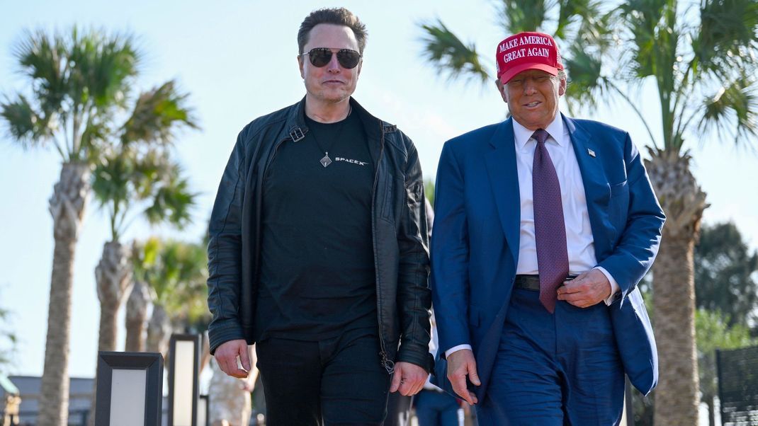 X-Inhaber und Tesla-Chef Elon Musk (links) ist Anhänger des zukünftigen US-Präsidenten Donald Trump. (Symbolbild)