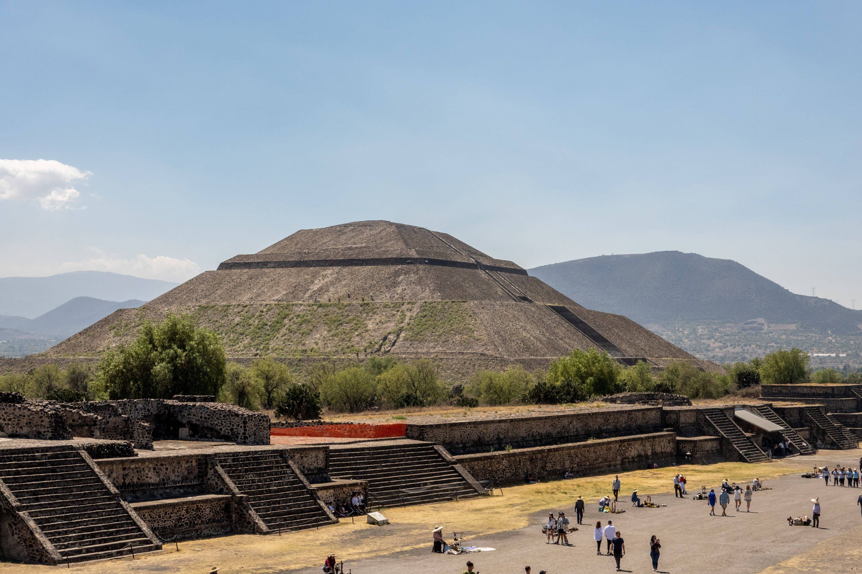 In Mexiko gibt es mehrere Völker, die über viele Jahre Tempel und Pyramiden gebaut haben. Die bekanntesten und schönsten Pyramiden in Mexiko sind die Teotihuacán, Chichen Itza und Coba-Pyramide.