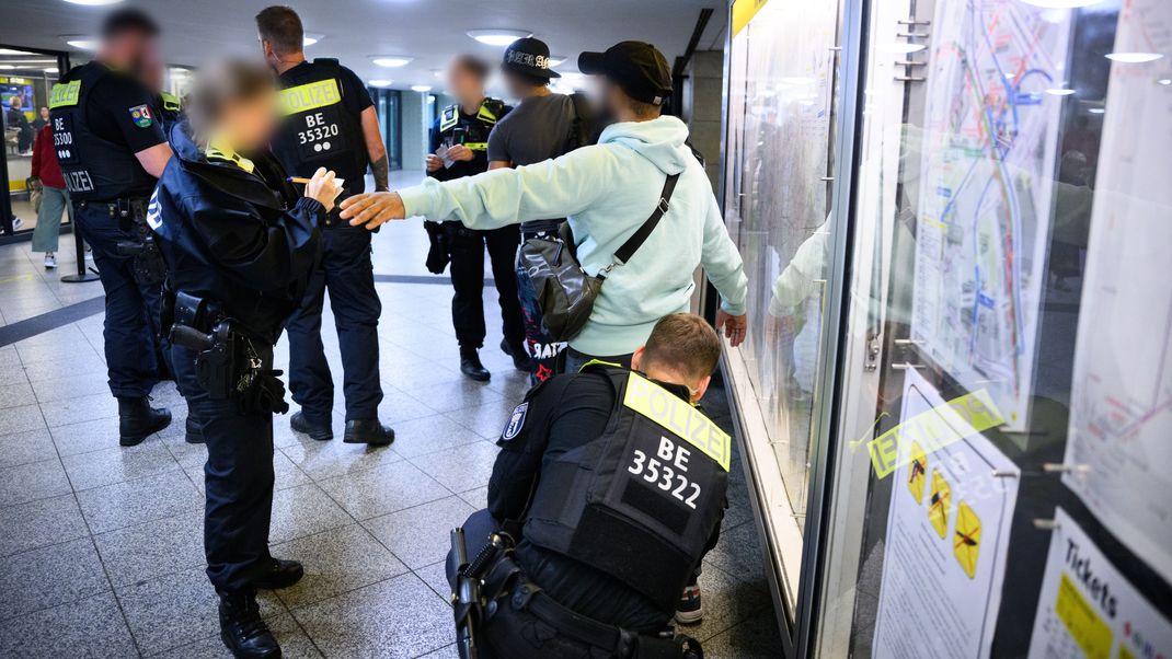 17.07.2025, Berlin: Polizeibeamte kontrollieren am Bahnhof Alexanderplatz zu Beginn des Waffenverbots in Berliner U-Bahnen junge Männer. In allen Berliner S-Bahnen, U-Bahnen, Bussen und Straßenbahnen sind Messer und andere Waffen seit in der Hauptstadt 17. Juli 2025 verboten. 