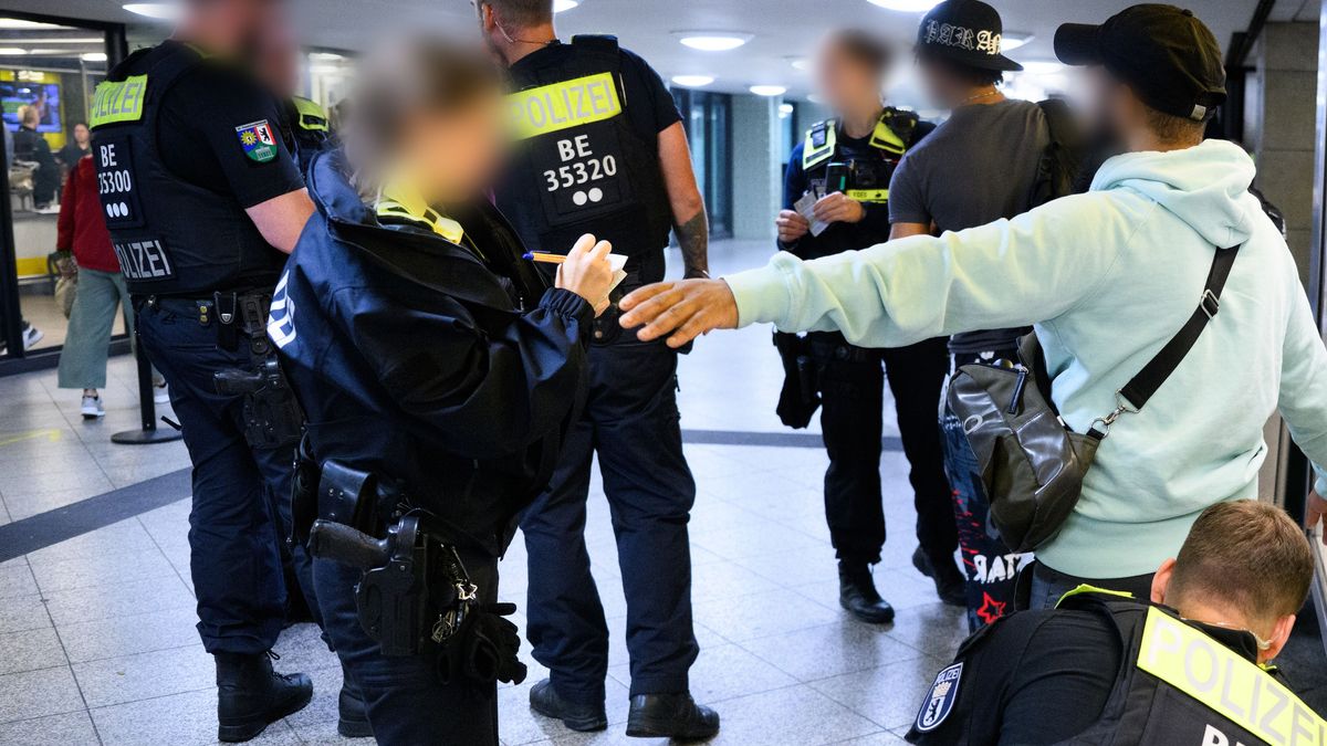 17. Juli 2025, Berlin: Polizeibeamte kontrollieren am Bahnhof Alexanderplatz zu Beginn des Waffenverbots junge Männer.