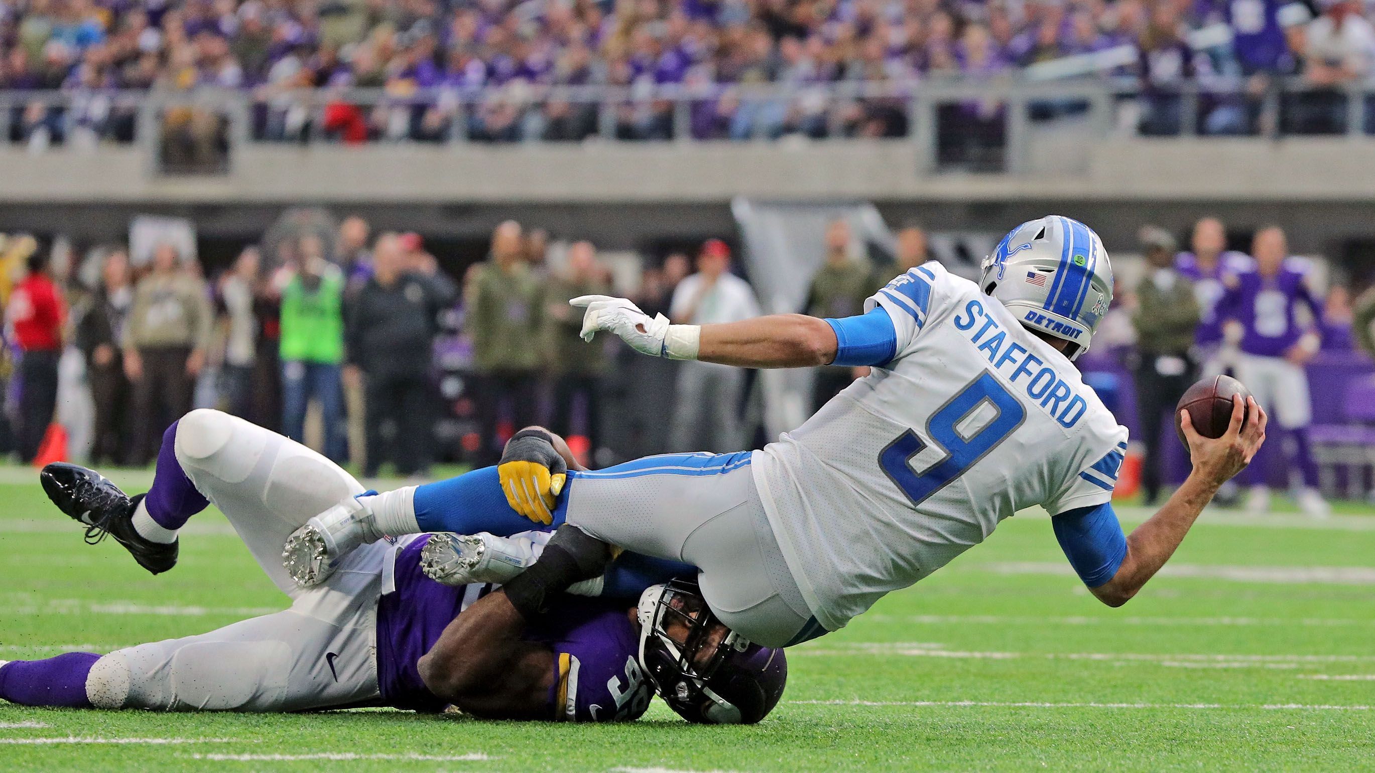 
                <strong>Verlierer: Matt Stafford</strong><br>
                Matt Stafford lernte den Rasen im Stadion der Minnesota Vikings besser kennen. Der Quarterback der Detroit Lions wurde bei der 9:24-Niederlage zehn Mal gesackt. Das spricht für eine schwache O-Line, doch Stafford reihte sich in die miserable Vorstellung ein. Er verursachte nach einem kuriosen Rückpassversuch zu Kerryon Johnson einen Fumble. Die Vikings schnappten sich den Ball und liefen in die Endzone. Danach war das Spiel entschieden. 
              