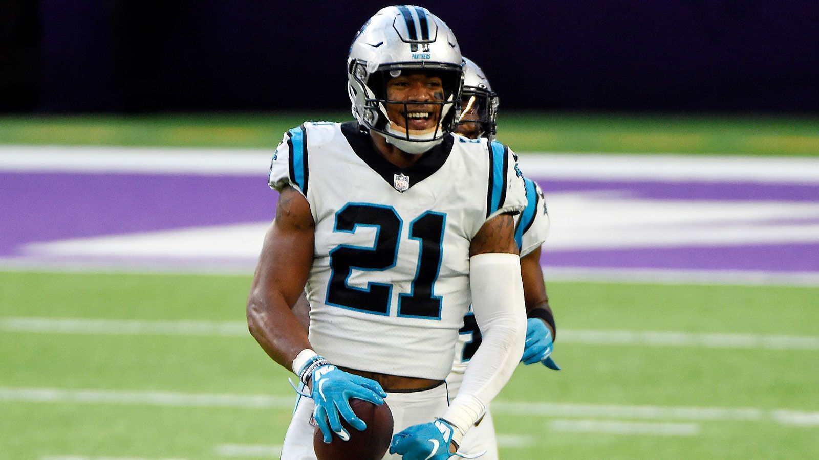
                <strong>Week 12: Zwei Fumbles, zwei Touchdowns - Jeremy Chinn schreibt Geschichte</strong><br>
                Rookie Jeremy Chinn schreibt in seiner ersten Saison NFL-Geschichte: Im Spiel gegen die Minnesota Vikings eroberte der 22 Jahre alte Safety während zwei aufeinanderfolgenden Drives zwei Fumbles und trug diese in die gegnerische Endzone zurück. Damit ist Chinn der erste Spieler in der Super-Bowl-Ära dem dieses Kunststück gelingt. Der diesjährige Zweitrundenpick ist mit seiner beeindruckenden Spielweise ein heißer Kandidat für die Auszeichnung zum "Defensive Player of the Year", konnte die 27:28-Niederlage bei den Minnesota Vikings allerdings nicht verhindern.   
              