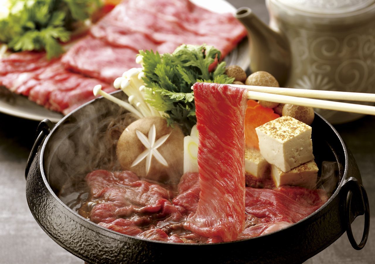 Nabemono: Wie die japanische Variante zubereitet wird, unterscheidet sich regional. Zum Teil werden Fleisch und Gemüse in einer leichten Brühe gegart. Bei anderen Varianten kommen Sojasoßen- und Miso-Brühen zum Einsatz. 