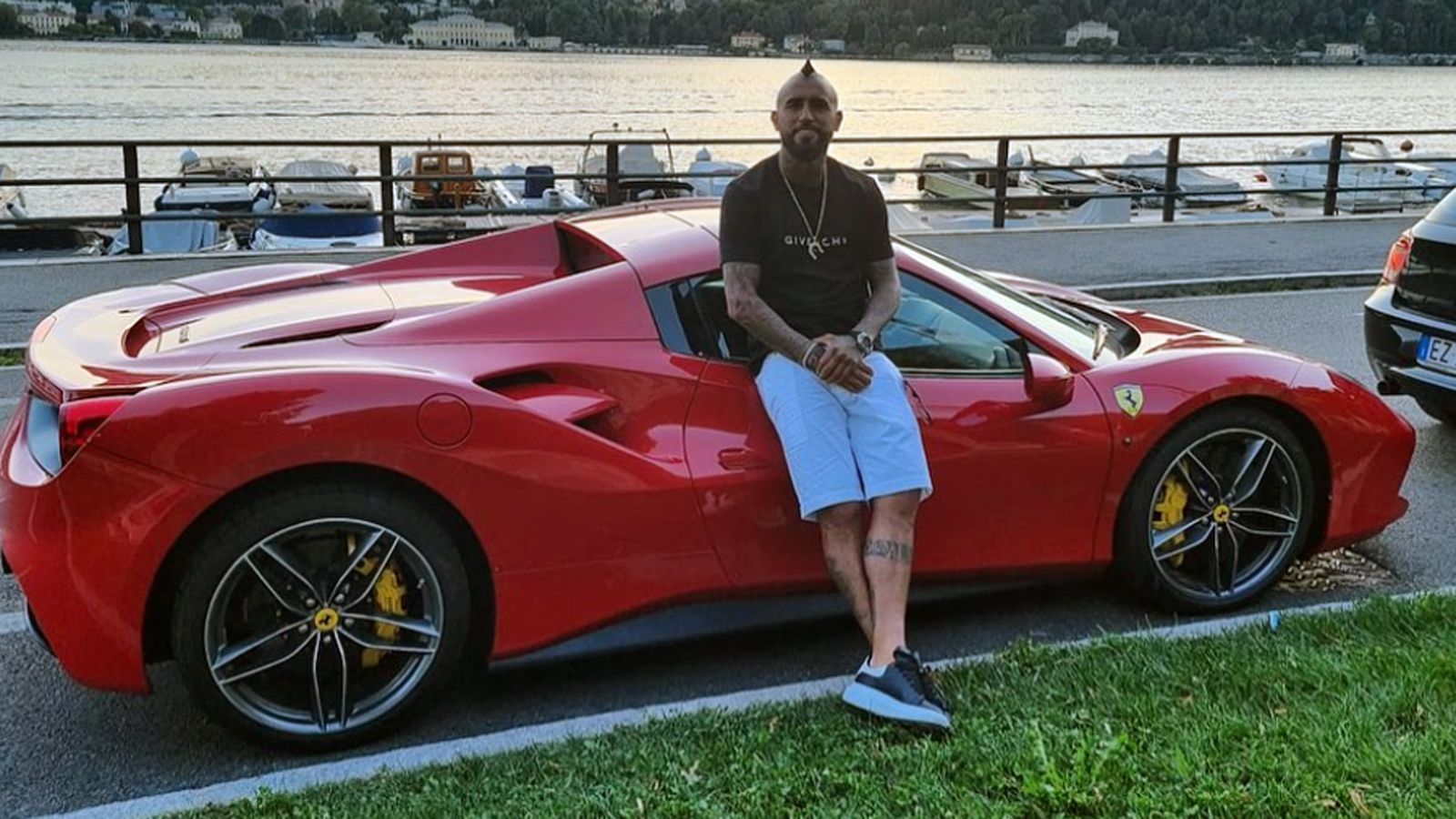 <strong>Arturo Vidal: Einbrecher scheitern bei Ferrari-Diebstahl</strong><br>Arturo Vidal hatte laut der Tageszeitung "La Provincia di Como" zuletzt "Besuch" von Einbrechern, die versuchten, die Luxusautos des damaligen Inter-Stars zu stehlen. Beim versuchten Diebstahl von Vidals&nbsp;Ferrari 448 Spider (Grundpreis liegt bei rund 250.000 Euro) scheiterten die Einbrecher jedoch dem Bericht zufolge an dem Auto selbst.