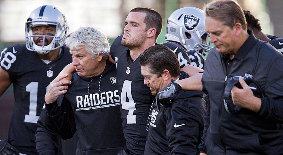 
                <strong>Derek Carr (Oakland Raiders, 2016)</strong><br>
                An Heiligabend 2016 mussten die Kalifornier ihre Hoffnungen auf den ganz großen Wurf begraben. Denn beim 33:25 über die Indianapolis Colts brach sich Derek Carr das Wadenbein. Anschließend verloren die mit zwölf Siegen bereits für die Playoffs qualifizierten Raiders zum Ausklang der Regular Season mit 6:24 bei den gescheiterten Denver Broncos und mussten nach einem 14:27 bei den Houston Texans direkt in der Wild Card Round die Segel streichen.
              