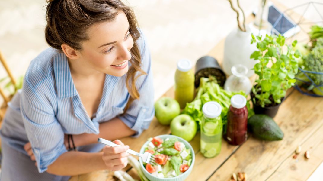 Neben Sport, kann sich auch deine Ernährung auf deine Figur - und damit auch deine Taille - auswirken. Wir erklären, welche Lebensmittel eine schmale Taille fördern können. 