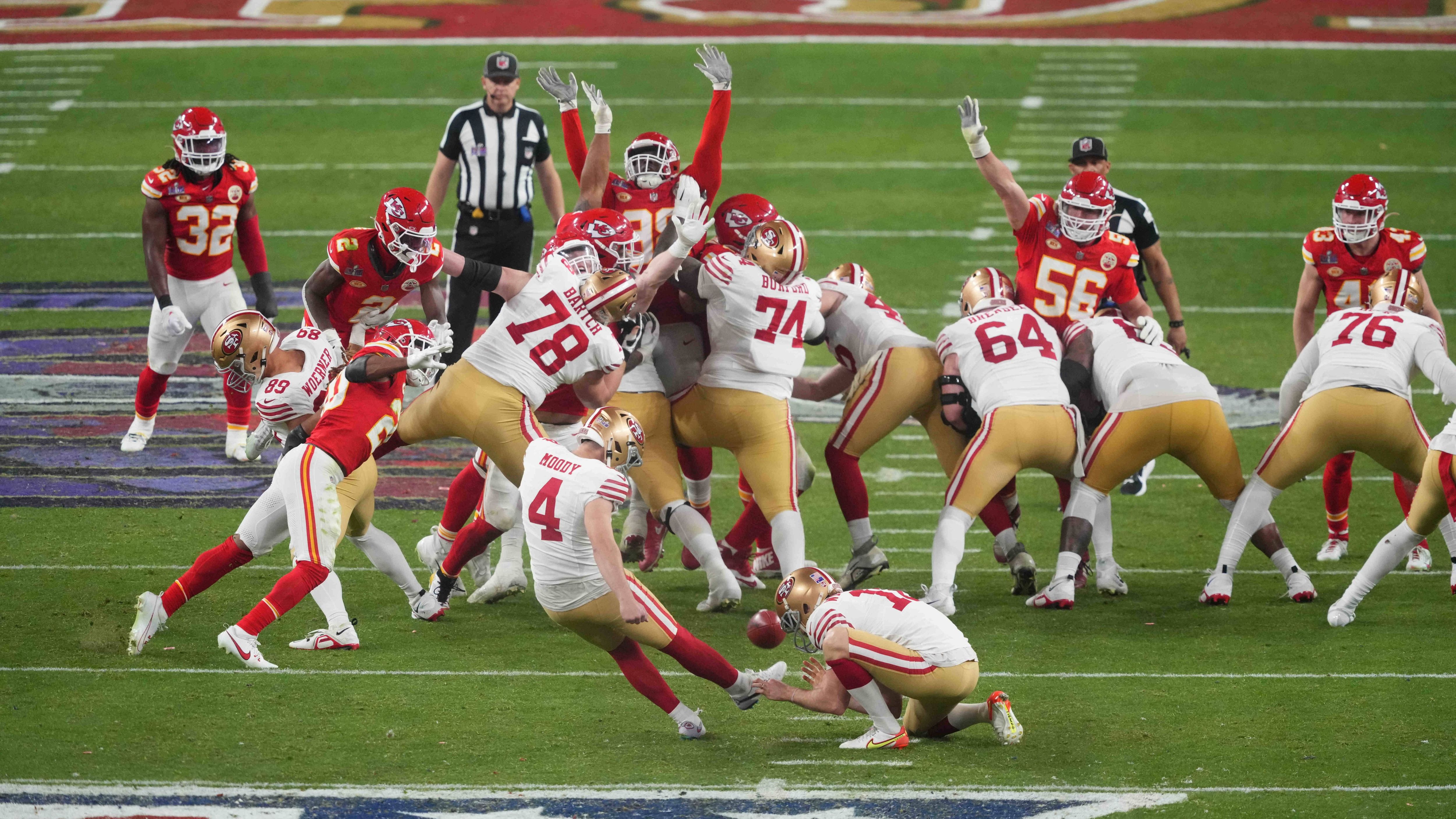 <strong>Platz 21: San Francisco 49ers</strong><br>Der Super-Bowl-Teilnehmer der vergangenen Saison stellt eine passable bis durchschnittliche Defensive. Ähnlich sieht es auch bei den Kickern aus. In Sachen Punts siedeln sich die 49ers im unteren Drittel der Liga an. Bei den Kick-Returns hingegen im oberen Sektor. Die Special Teams könnten zur Achillesferse des Star-Ensembles werden.