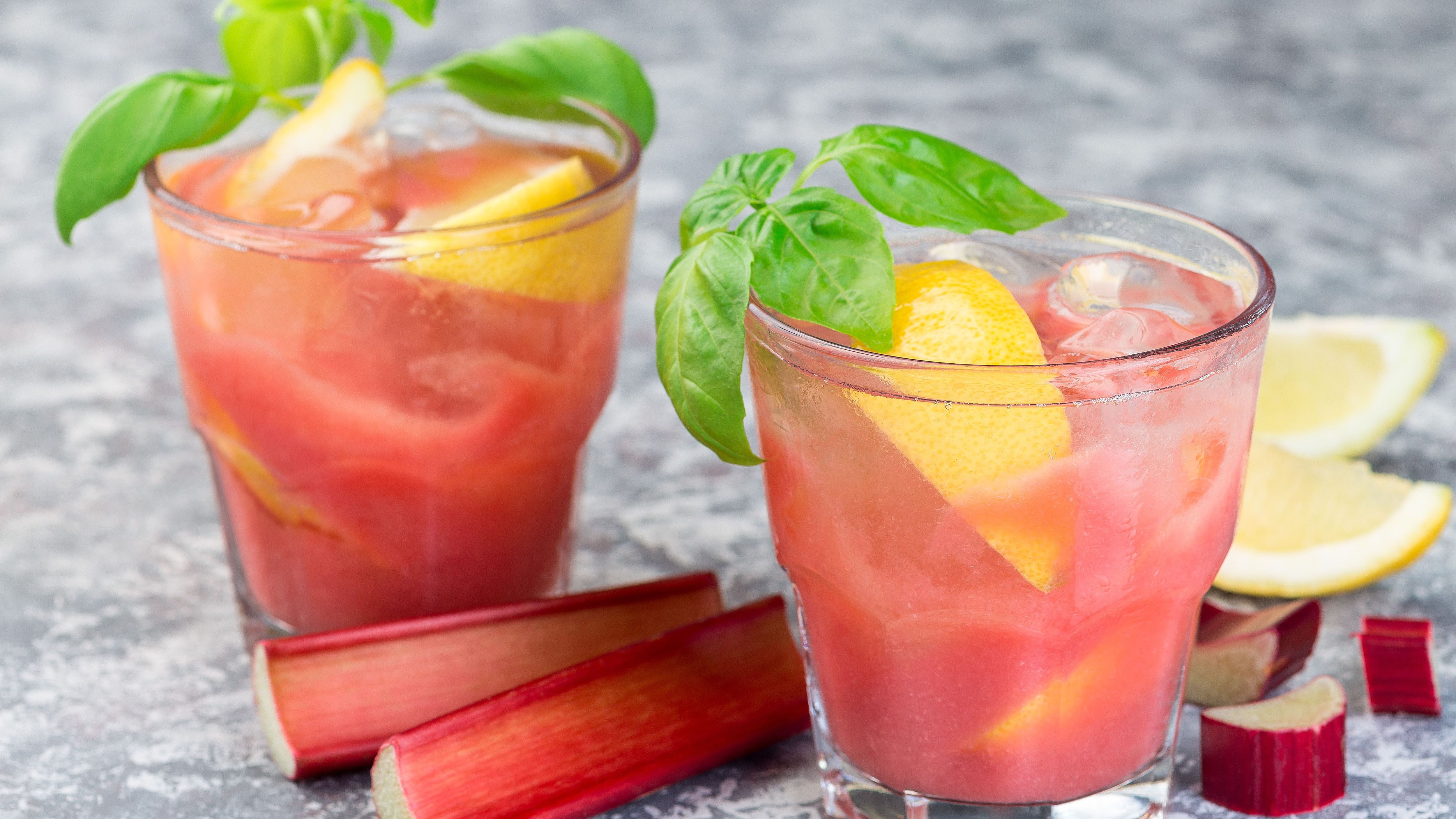 Sommerliche Rhabarber-Limonade mit Minze: Fruchtig spritziges Getränk ...