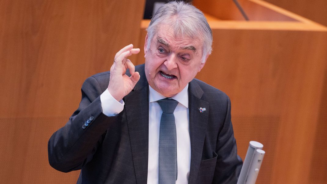 Herbert Reul, Innenminister von Nordrhein-Westfalen, spricht im Düsseldorfer Landtag. Trotz der Freigabe von Cannabis für Erwachsene in Deutschland erwartet er von Polizistinnen und Polizisten, dass sie "clean" zum Dienst erscheinen.