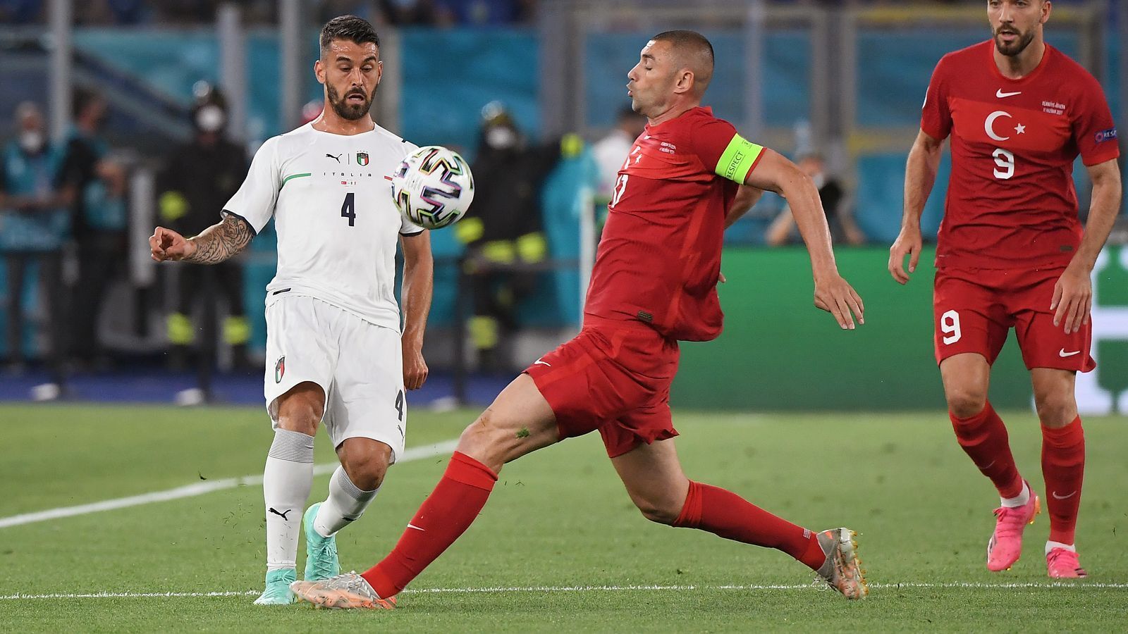 
                <strong>Leonardo Spinazzola</strong><br>
                Der linke Verteidiger ist bereits früh im Spiel engagiert und versucht sich von Beginn an offensiv miteinzuschalten. Spinazzola ist meist am Strafraum der Türken zu finden und sucht dort mit Dribblings gezielt das 1-gegen-1. Seine Flanken sind gefährlich, finden allerdings zumeist keinen Abnehmer. Sein gehaltener Schuss in der 66. Minuten wird von Ciro Immobile zum zwischenzeitlichen 2:0 verwertet. ran-Note: 1
              