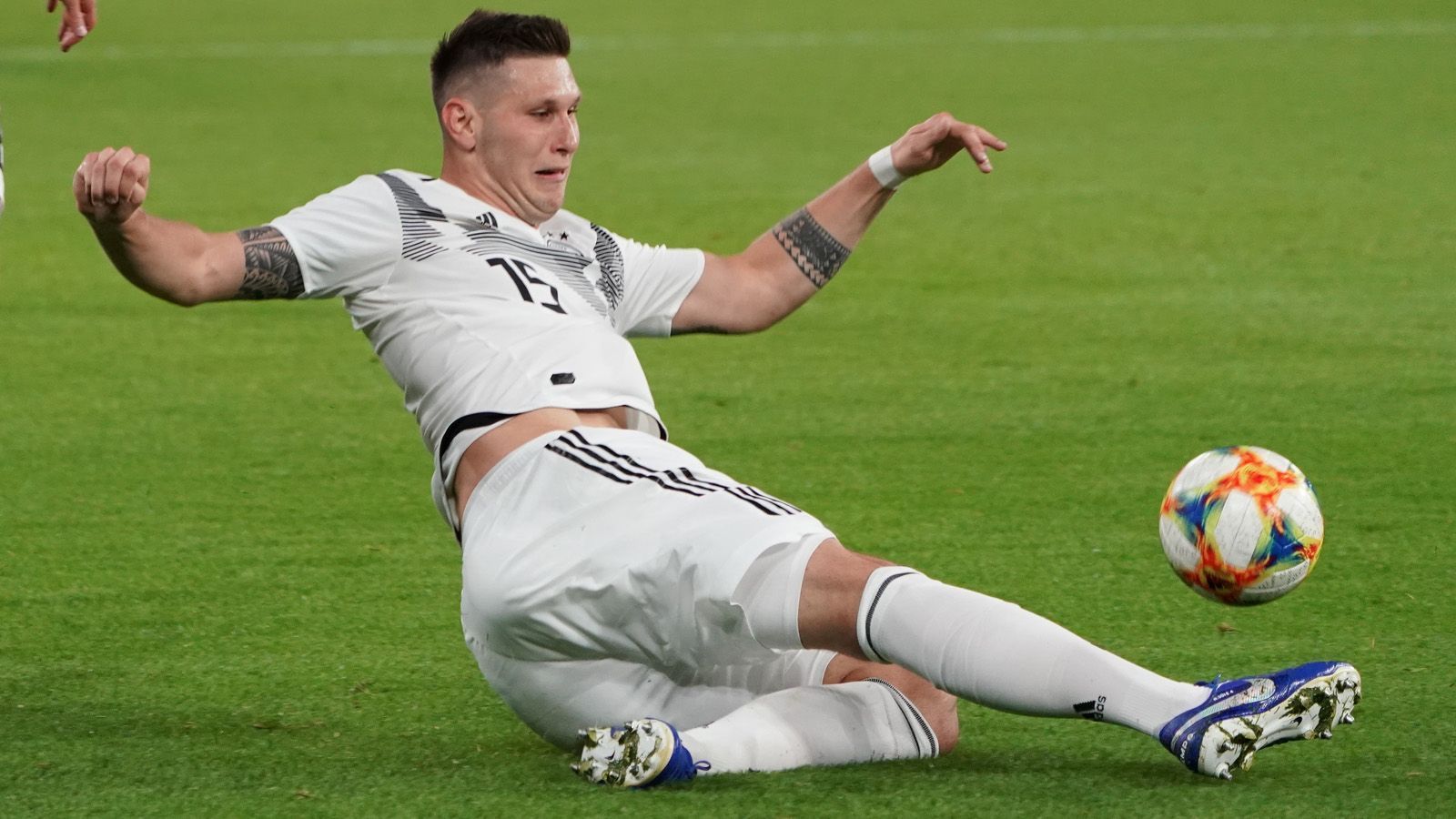 
                <strong>Niklas Süle</strong><br>
                Süle zeigt lange ein weitestgehend sicheres Spiel im Abwehrzentrum. Beim 1:2 allerdings keine gute Abstimmung in der Kette, sodass sein Nebenmann mit zwei Gegnern hantieren muss. Auch danach bringt er keine Ruhe in die Viererkette. Von der Rolle als Abwehrchef noch ein gutes Stück entfernt. ran-Note: 4
              