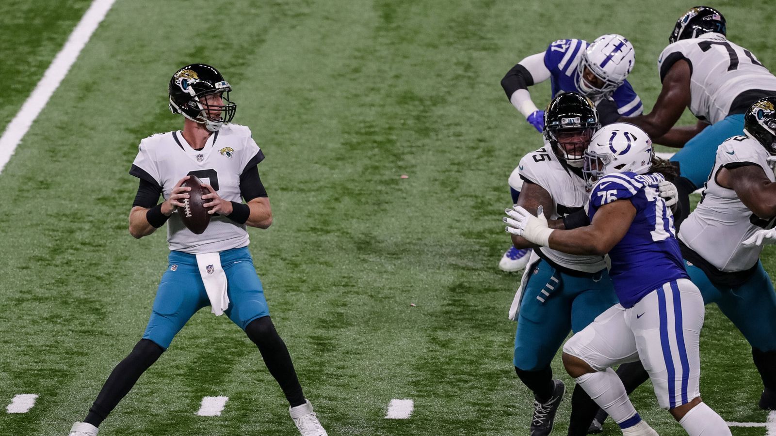 
                <strong>Jacksonville Jaguars</strong><br>
                Noch klarer ist, dass ein neuer Quarterback zu den Jacksonville Jaguars kommt. Dort stehen aktuell noch Gardner Minshew und Jake Luton unter Vertrag, die beide nicht dauerhaft überzeugen konnten. Doch eine Lösung ist in Sicht. Die Jaguars picken an der ersten Stelle im kommenden Draft und werden sehr wahrscheinlich Trevor Lawrence draften. Der Spielmacher von den Clemson Tigers gilt als das größte Talent seit Andrew Luck.
              