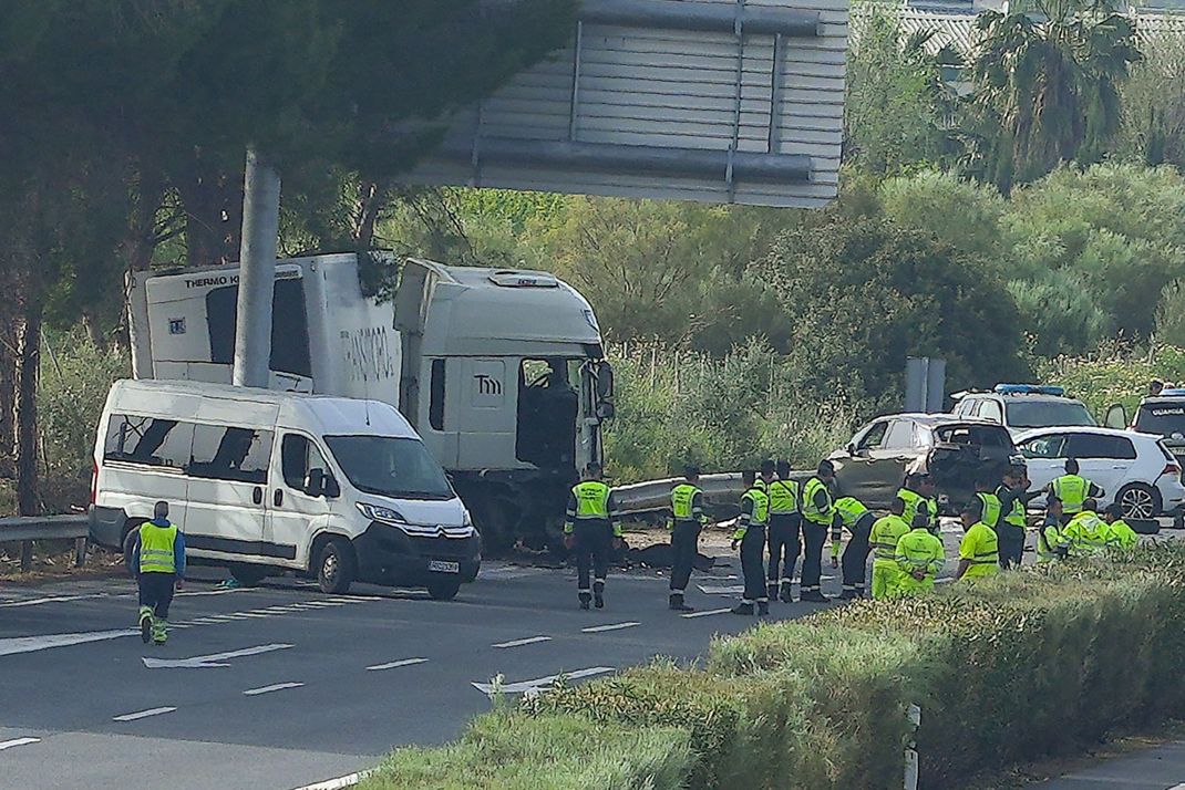 Rettungskräfte an der Unfallstelle auf der Autobahn AP-4 unweit von Sevilla. Sechs Menschen verloren hier ihr Leben.