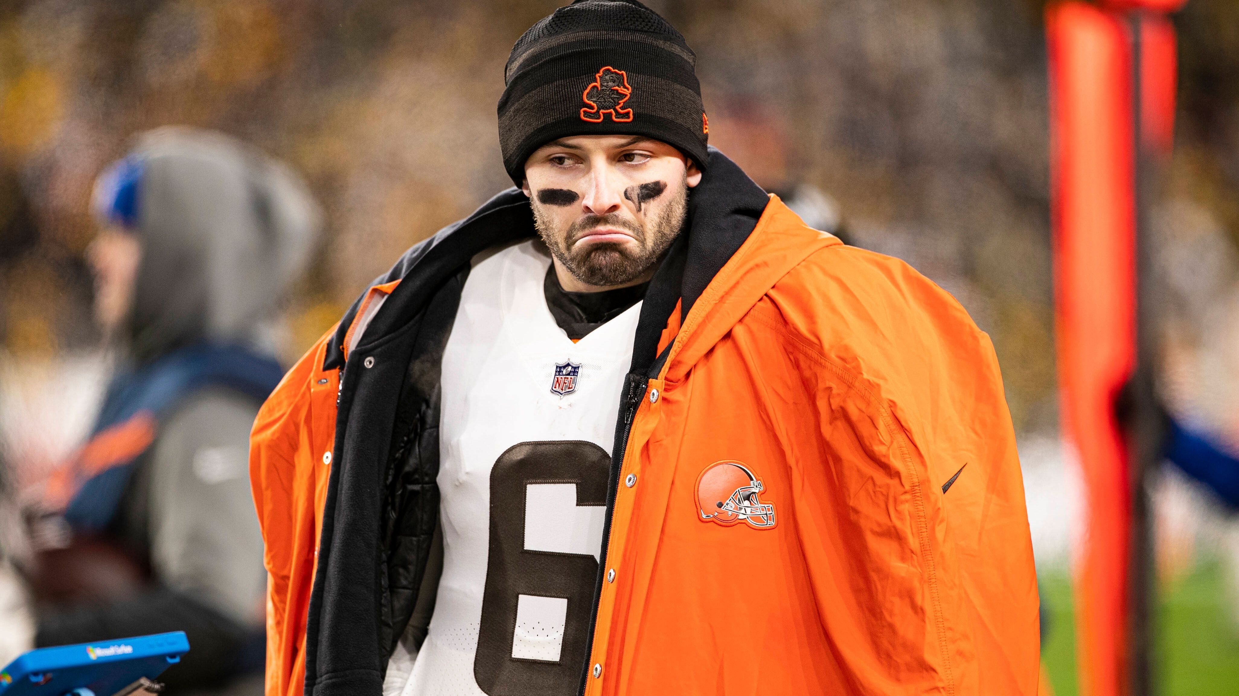 
                <strong>Baker Mayfield (Cleveland Browns)</strong><br>
                Neben Garoppolo ist Baker Mayfield der wohl größte verbleibende Name. Durch die Verpflichtung von Deshaun Watson wird der 26-Jährige in Cleveland nicht mehr gebraucht. Offen strebte Mayfield zuletzt einen Wechsel zu den Indianapolis Colts an, doch mit dem Trade für Matt Ryan hat sich sein Wunsch erledigt. Der ehemalige Top-Pick besitzt zudem einen rund 18 Millionen US-Dollar schweren Vertrag für 2022, könnte aber bei den Teams, die dringend auf der Suche sind, noch einen Starter-Posten ergattern. 
              